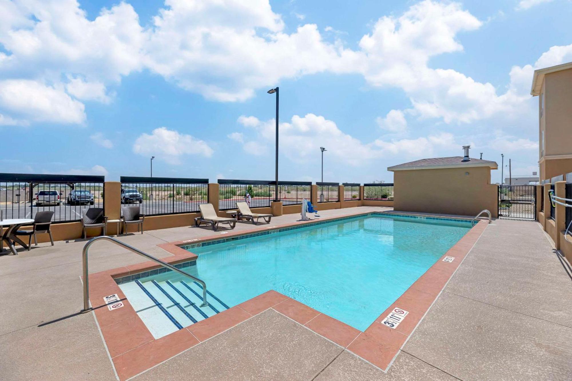 Quality Inn & Suites Carlsbad Caverns Area Exteriér fotografie